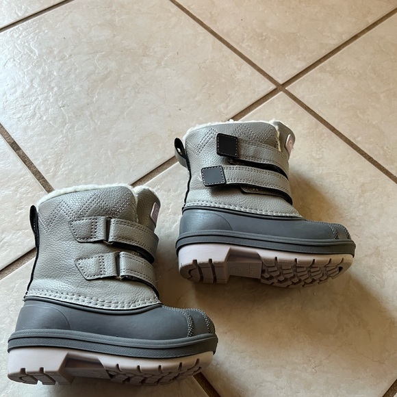 Cat and Jack toddler snow boots - Picture 6 of 8